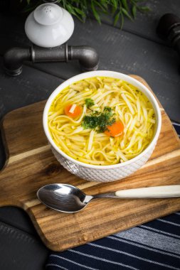 Lezzetli et suyu noodles ile.