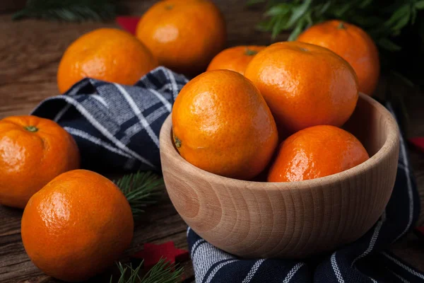 Oranges fraîches dans un bol en bois . — Photo