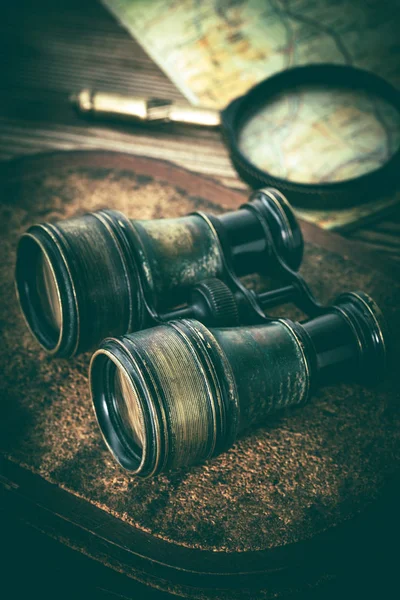 旧的双筒望远镜覆盖着铜绿. — 图库照片