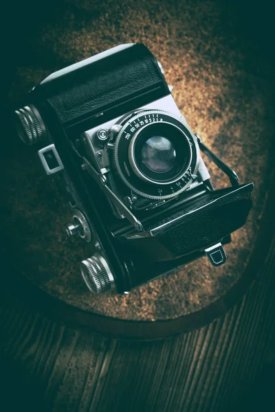 Una vieja cámara en una almohadilla de corcho . —  Fotos de Stock