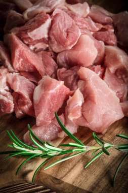 çiğ et güveç için doğranmış.