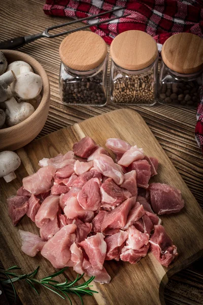 Carne cruda tagliata a dadini per stufato . — Foto Stock