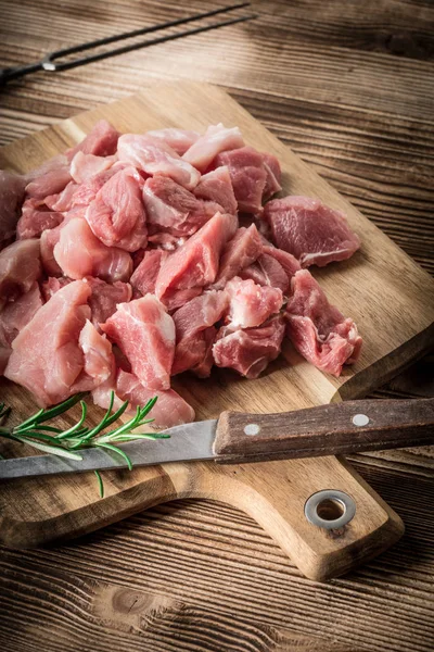 Surowe mięso pokrojone w kostkę na gulasz. — Zdjęcie stockowe