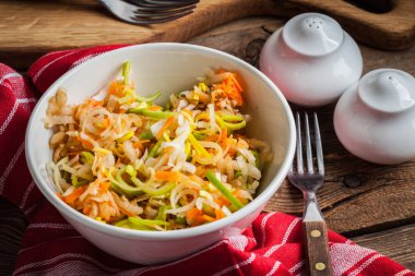 pırasa, havuç ve elma salatası.