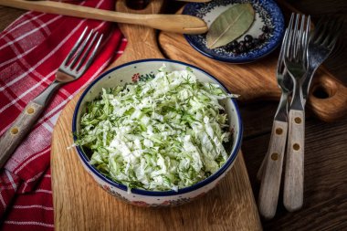 lahana ve dere otu salatası.