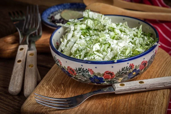Salat mit Kohl und Dill. — Stockfoto