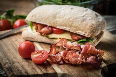 Ciabatta sandviç Roka Salatası, pastırma ve sarı peynir ile.