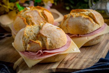 Peynirli sandviç ve zemin jambon.