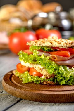 Sandviç ile jambon, salatalık, domates, marul.