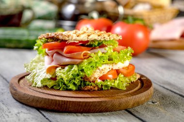 Sandviç ile jambon, salatalık, domates, marul.