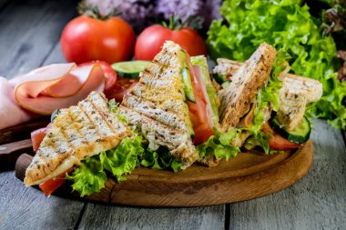 Panini sandviçle jambon, domates, marul.