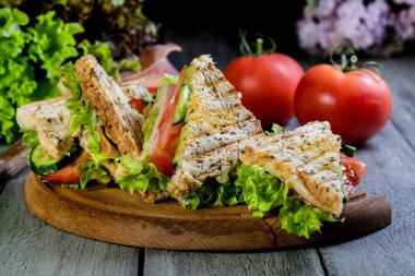 Panini sandviçle jambon, domates, marul.