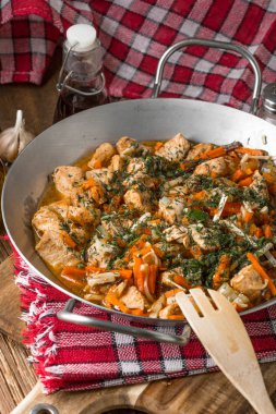 Kızarmış tavuk parçaları sebzeli.