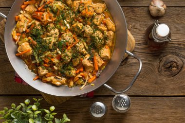 Kızarmış tavuk parçaları sebzeli.