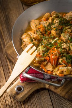 Kızarmış tavuk parçaları sebzeli.