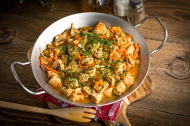 Kızarmış tavuk parçaları sebzeli.