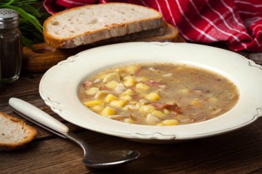 Bir plaka üzerinde ekşi çorbası.