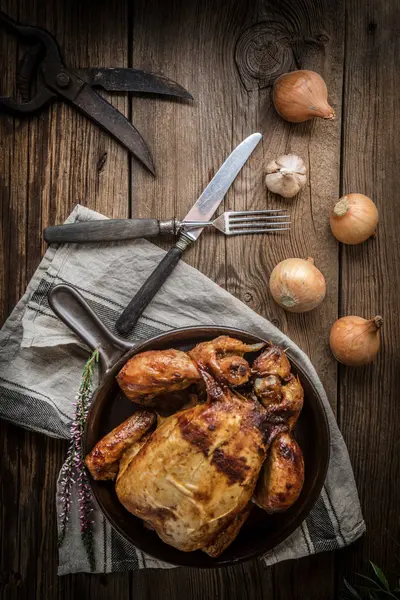 Pollo arrosto sul piatto. — Foto Stock