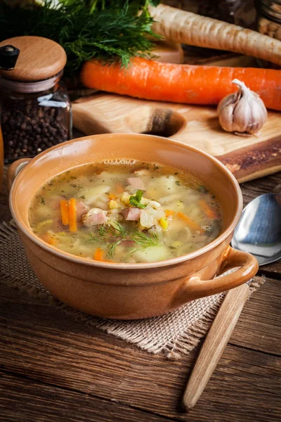 Sup kacang polong dengan sayuran dan daging asap . — Stok Foto
