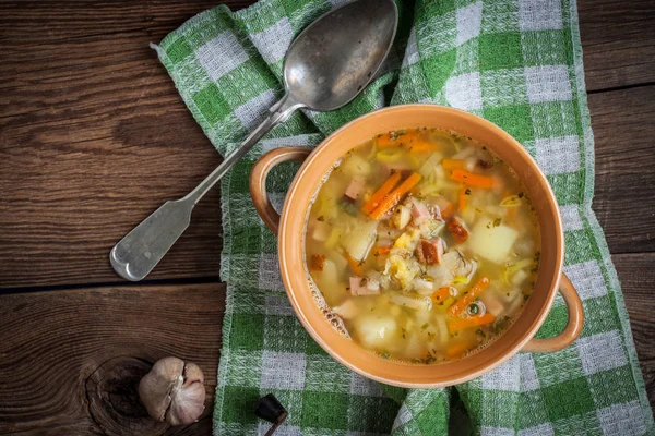 Supă de mazăre cu legume și slănină . — Fotografie, imagine de stoc