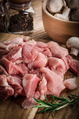 çiğ et güveç için doğranmış.