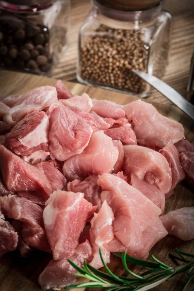 Carne cruda tagliata a dadini per stufato . — Foto Stock