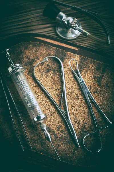 Stary sprzęt medycyny na podłoże drewniane. — Zdjęcie stockowe