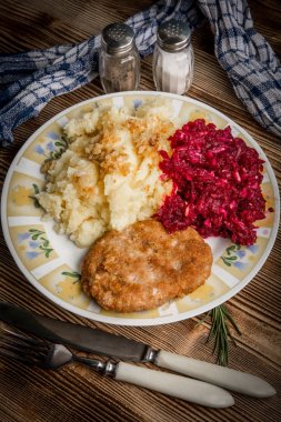 Domuz pirzola ile kıyılmış et haşlanmış patates ve arı ile devam eder