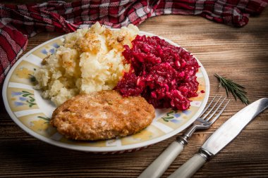 Domuz pirzola ile kıyılmış et haşlanmış patates ve arı ile devam eder