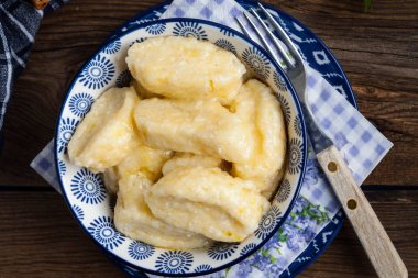 Tarçın ve şeker ile tembel köfte.