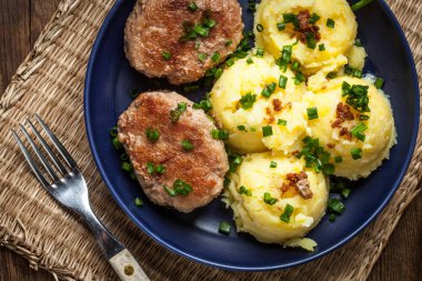 Hizmet ile haşlanmış patates köfte.