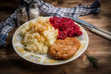 Domuz pirzola ile kıyılmış et haşlanmış patates ve arı ile devam eder