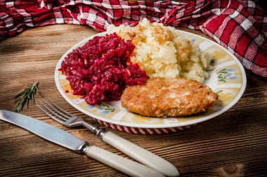 Domuz pirzola ile kıyılmış et haşlanmış patates ve arı ile devam eder