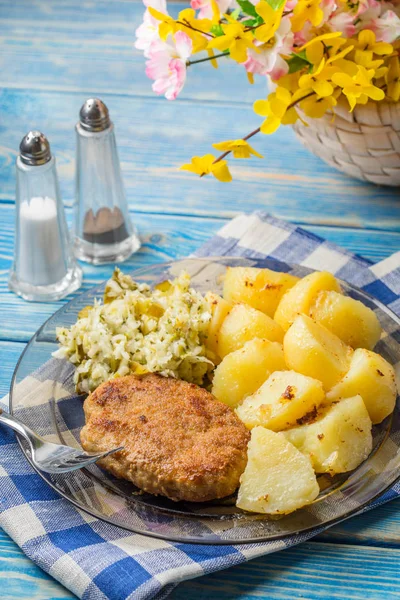 Costoletta di maiale fritta con patate bollite e insalata . — Foto Stock