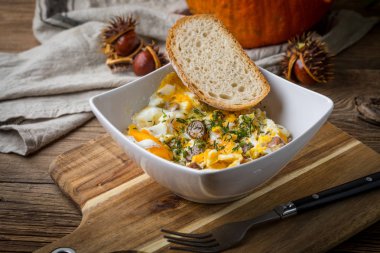 Çırpılmış yumurta ile sucuk ve ekmek.