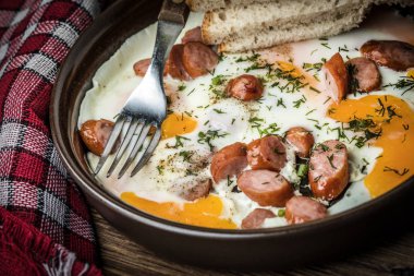 Yumurta ile doğranmış sosis pişmiş lezzetli.