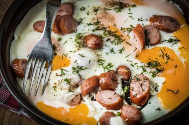 Yumurta ile doğranmış sosis pişmiş lezzetli.