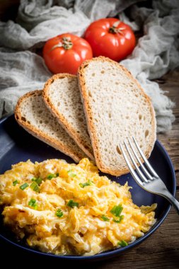 Sahanda yumurta soğan ve Frenk soğanı.