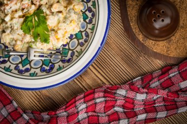 Geleneksel Rus sebze salatası.