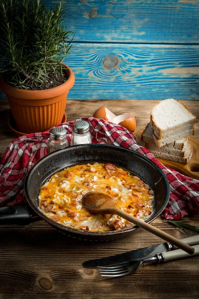 Huevos revueltos con salchicha . — Foto de Stock