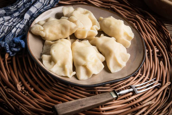 Zelfgemaakte dumplings met kaas. — Stockfoto