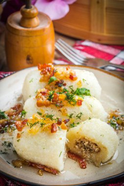 Patates köfte kıyma ile doldurulmuş.