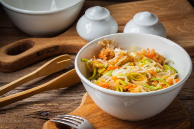 pırasa, havuç ve elma salatası.