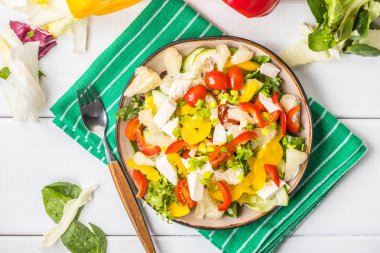 Peynirli salata ve taze sebze..