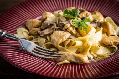 Tagliatelle makarna orman mantar ve tavuk.