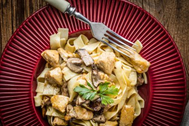 Tagliatelle makarna orman mantar ve tavuk.