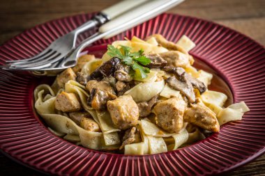 Tagliatelle makarna orman mantar ve tavuk.