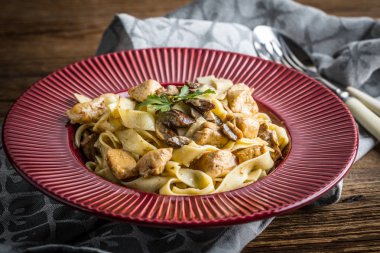 Tagliatelle makarna orman mantar ve tavuk.