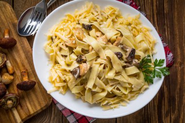 Tagliatelle makarna orman mantar ve tavuk.