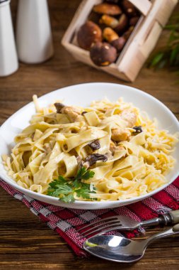 Tagliatelle makarna orman mantar ve tavuk.